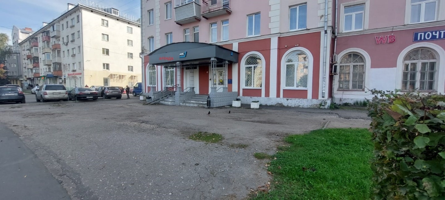  *Аренда помещения банка* 

Сдается в аренду идеальное помещение бывшего банка в самом центре Владимира!

Адрес: г. Владимир, проспект Ленина, дом 9.

Преимущества помещения:
- Общая площадь: *306 м²*
- Первый этаж: *207,9 м²*, идеально подходит для организации офисного пространства премиум-класса
-