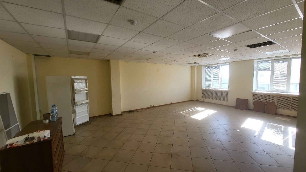 Сдается офисный блок 116,8 кв.м. (три кабинета - 56, 25 и 36, можно по отдельности) в торгово-офисном центре в Юрьевце в сопряжении с трассой м7 в сторону Владимира.