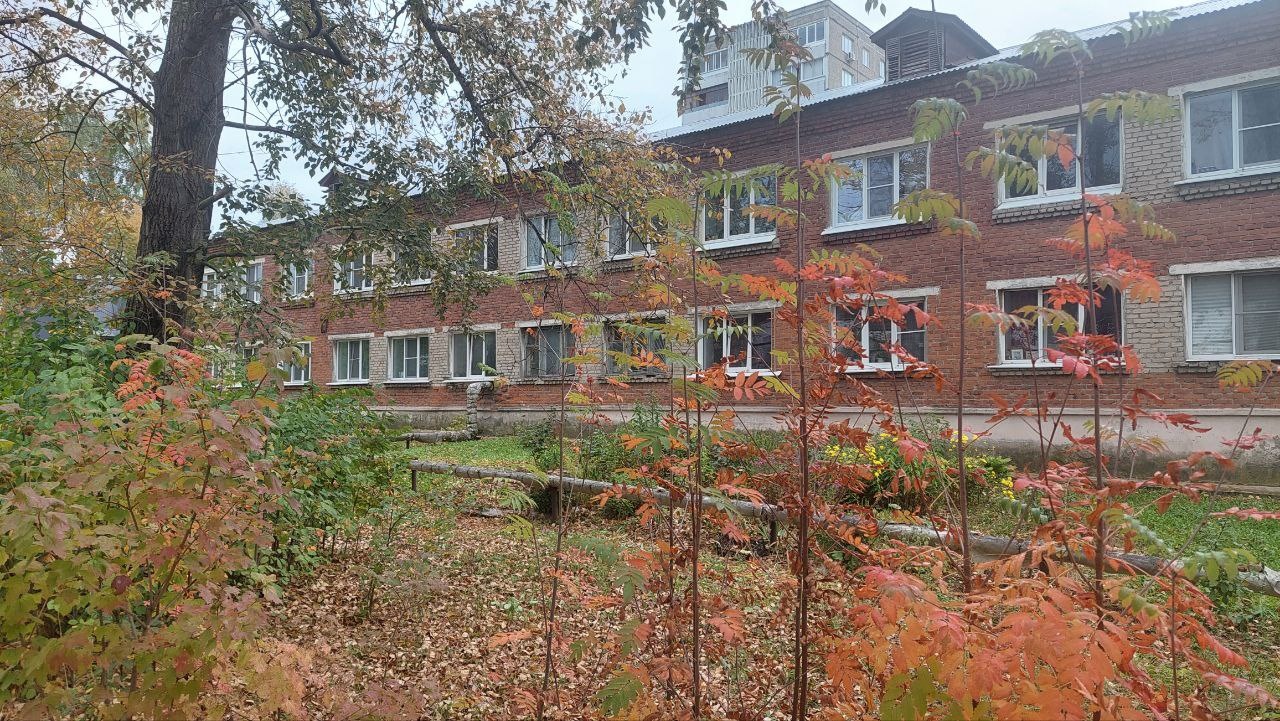 Продается отдельно стоящее общежитие.
ЗДАНИЕ:
- два этажа;
- ленточный фундамент;
- внешние стены из керамического кирпича;
- внутренние не несущие перегородки из гипсокартона;
- двускатная крыша стропильной конструкции. Покрытие оцинкованный профиль. Установлены водосточная система и снегозадержате