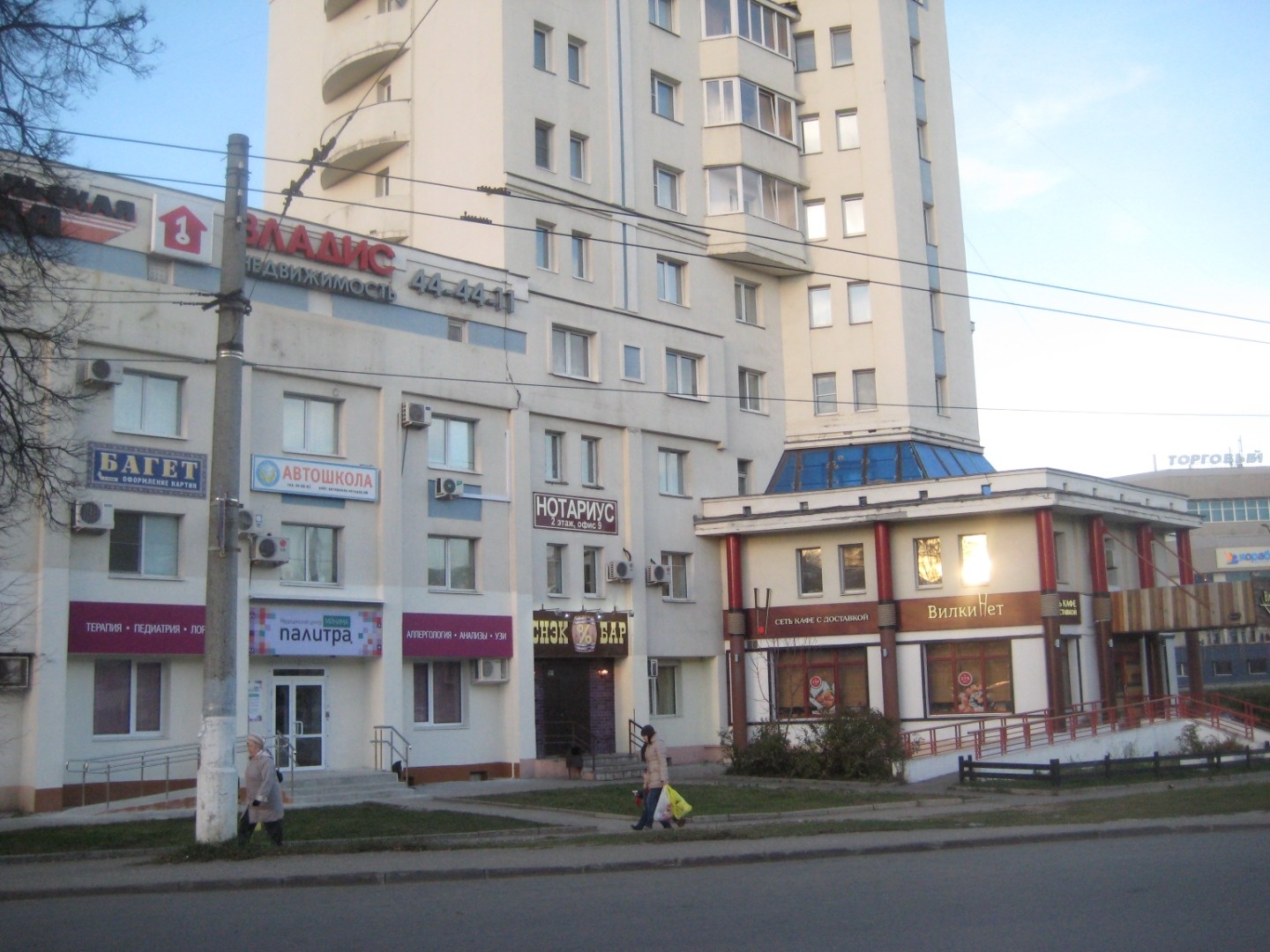Сдам в аренду торгово-офисное помещение.
Первый этаж, отдельный вход, зальная планировка.
Рядом остановки общественного транспорта и
пешеходный переход: очень хороший трафик.
Ранее помещение занимал банк.