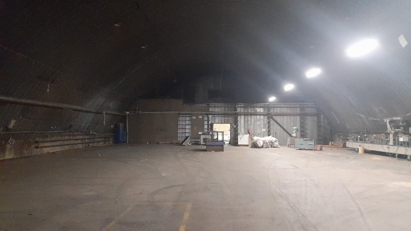 Сдается в аренду отапливаемое нежилое здание 976 кв.м. в районе рынка Флора. Встроенный офисно-бытовой блок, все коммуникации, 200 кВт, разворотная площадка.