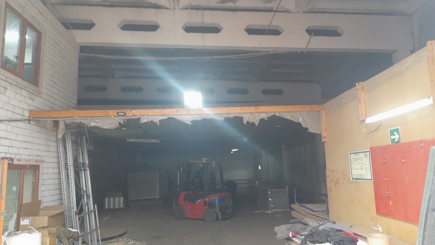 Сдается в аренду отапливаемое нежилое здание 342 кв.м. в районе рынка Флора. Встроенный офисный блок, все коммуникации, 200 кВт, подъезд под грузовой транспорт.