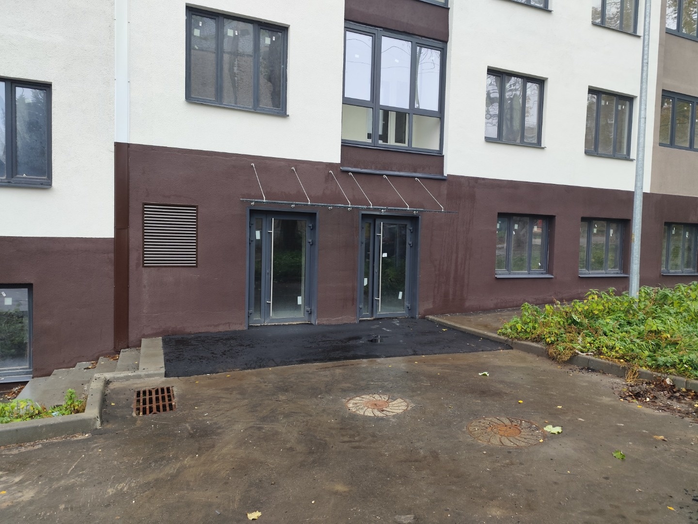 Продается торговое помещение в цокольном этаже жилого дома. Хороший подъезд, парковка. Предчистовая отделка. Высота потолков 4 м.  Возможна продажа по частям. Локация спального района Доброе. Идеально подойдет под магазин.