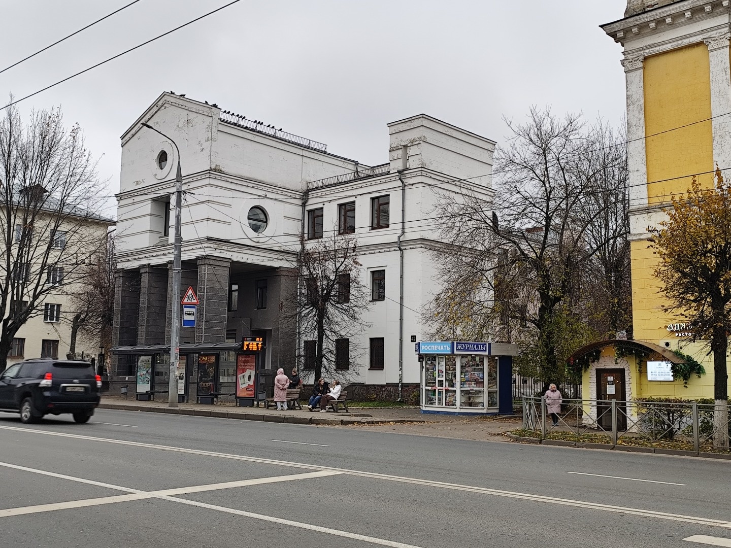 Сдам в аренду офисное помещение. Первая линия, рядом остановки общественного транспорта и
пешеходный переход: хороший трафик. Большая территория для парковки.