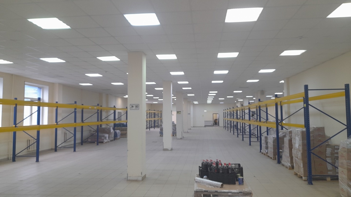 Сдается отапливаемое помещение свободного назначения (торговое, производственное, складское использование) в Юрьевце 2820 кв.м. Высокий 1 этаж над подвалом, высота потолков 3,5м, 200 кВт (можно увеличить), нагрузка на пол 1т/кв.м., хороший подъезд с разворотной площадкой, зона разгрузки и парковка,
