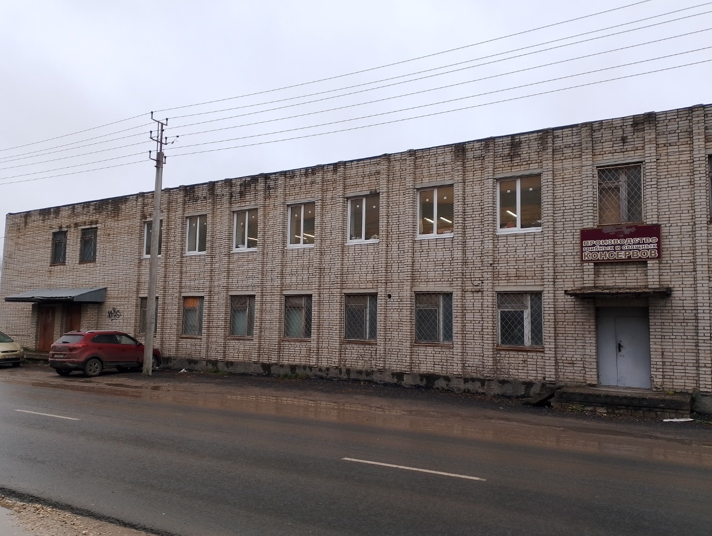 Сдам в аренду производственное помещение.
Открытая планировка, пандус под Газель, ширина двери 110 см.
Внутри сделан офис, есть санузел, за зданием огороженная площадка.
Вода заведена, большая электрическая мощность, парковка.
В стоимость включены все платежи, кроме электричества.