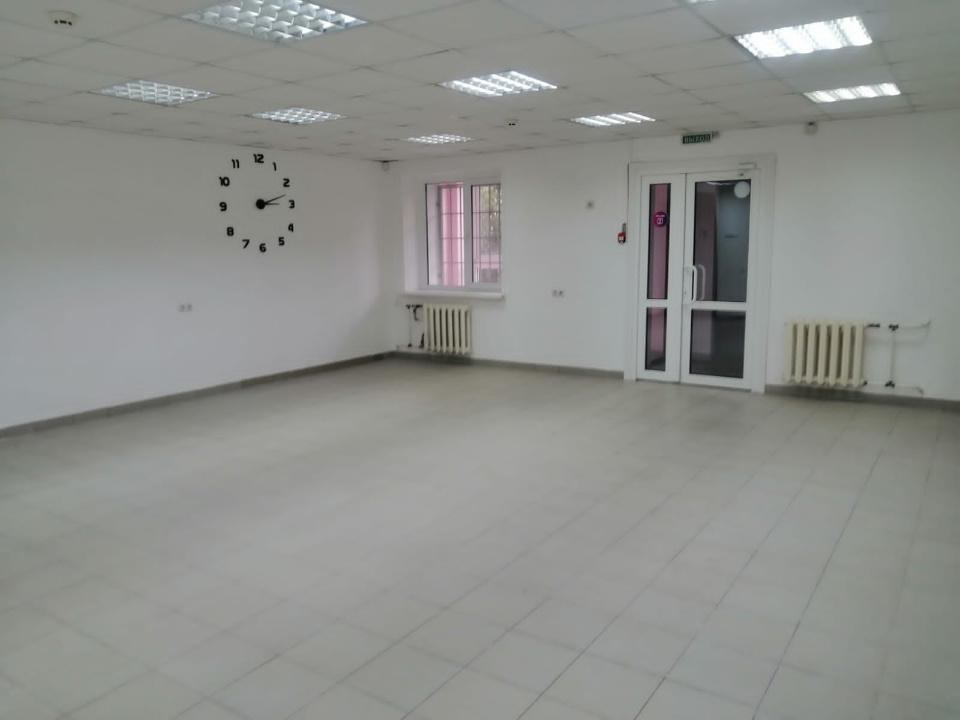 Сдается помещение 70 кв.м. с отдельным входом в районе нового арбитражного суда. Интернет, парковочные места, санузел, утепленная лоджия - гардероб. Освобождается с марта 2026 (съезжает ПВЗ).