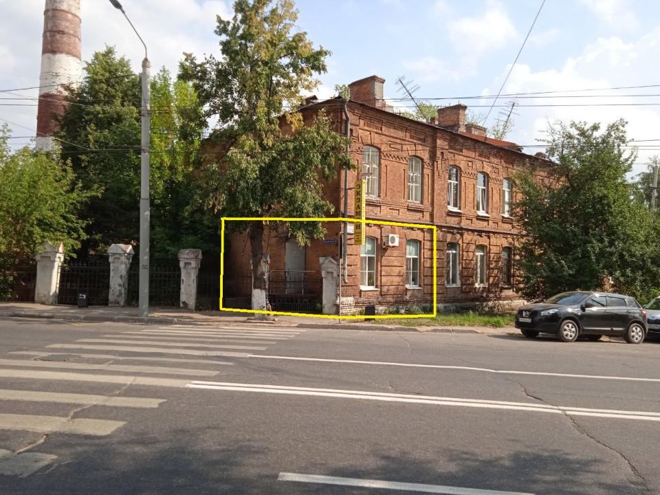 Продается помещение на первой линии. Первый этаж. Отдельный вход. Высота потолка 3 м. Рядом остановка общественного транспорта и пешеходный переход. Оживленный перекресток улиц Большая Нижегородская, Лыбедьская магистраль, Вокзальная и Усти-на-Лабе. Высокий клиентский трафик. В помещении сделана раз