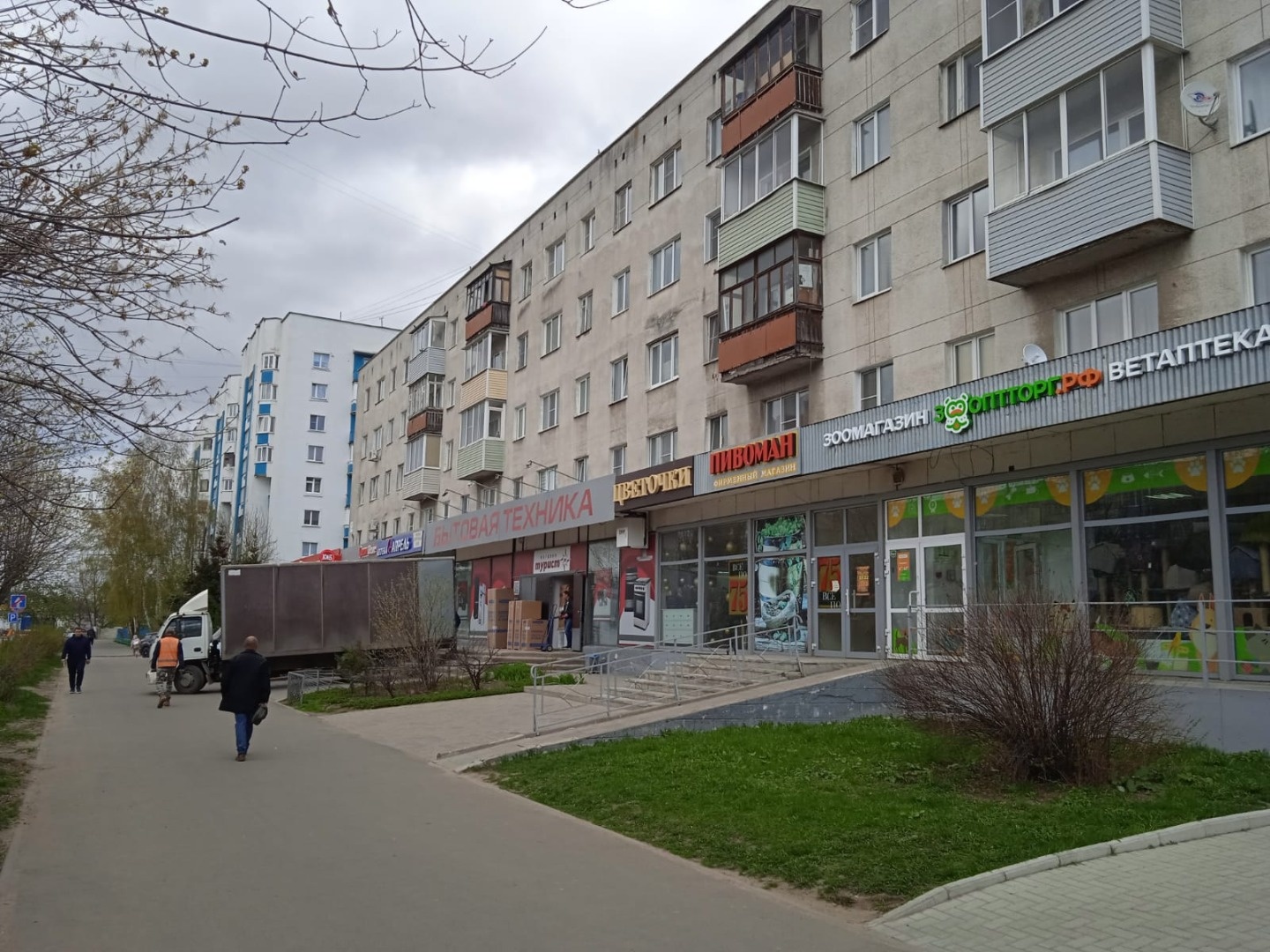 Сдается в аренду торговая площадь.
Отдельный вход.
Первая линия.
Высокий трафик.
Мокрая точка (раковина, санузел).
Остановка общественного транспорта рядом.
Парковка.
