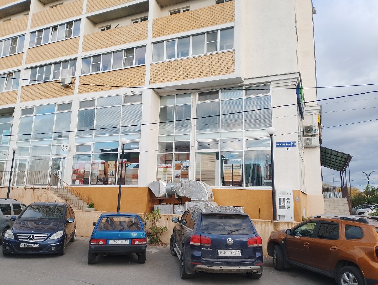 Сдам в аренду помещение свободного назначения.
Зальной планировки, витринные окна, хороший ремонт.
Использование: торговля, офис, услуги, секции или иное.
Два входа, два санузла, большая парковка.
Рекламная вывеска на проезжую часть.
Возможна аренда части помещения.