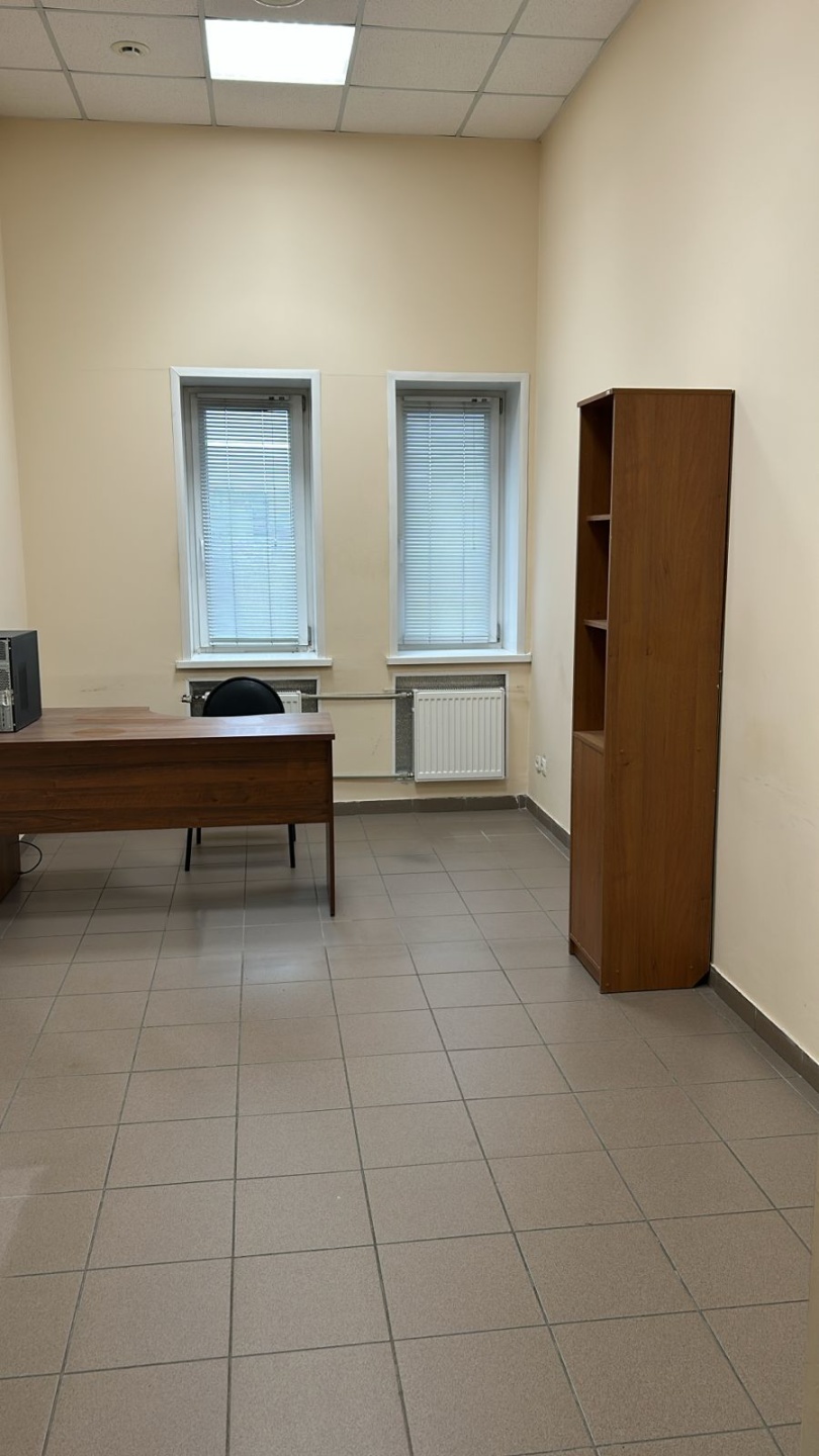 Сдам офисы с ремонтом и юр адресом.
Охраняемая территория, новый ремонт.
Одним блоком: 15 + 16 + 19 м2 с окнами.
Второй этаж административного здания.
Собственная парковка во дворе.
Все коммуникации + интернет.
700 руб/м2 - всё включено.