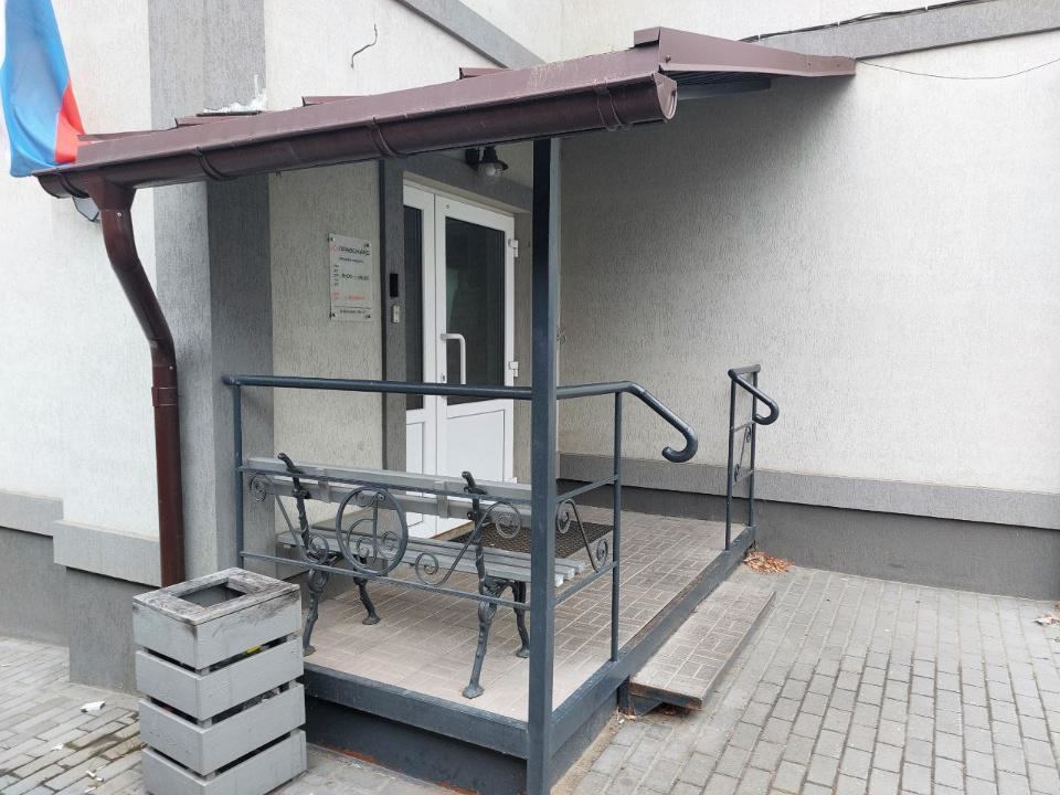 Сдается в аренду отдельное здание (особняк).
ЗДАНИЕ:
- Имеет три надземных этажа и подвал;
- Кабинетная планировка;
- Качественная офисная отделка;
- На каждом этаже есть санузел;
- На третьем этаже дополнительно душевая кабинка и комната отдыха;
- Окна на разные стороны;
- Офисная мебель.
РАСПОЛОЖЕ