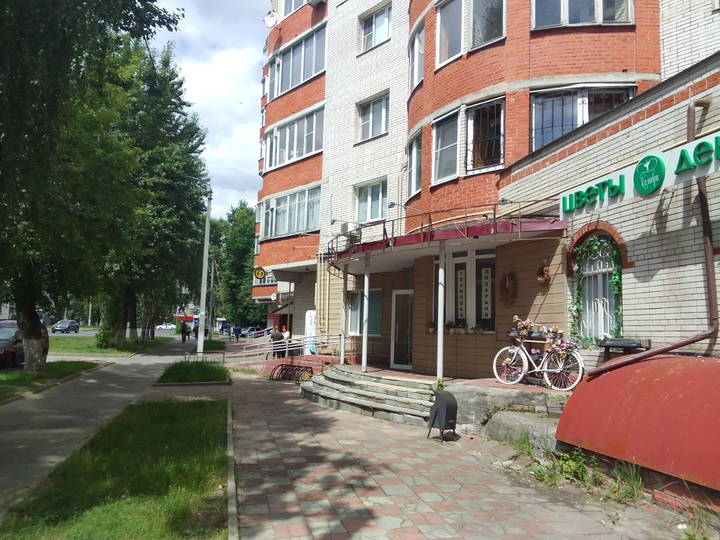 Продам торговое помещение.
Первая линия ул. Красноармейская.
Парковка перед входом в магазин, вывеска.
Две остановки общественного транспорта рядом.
Три входа; два с фасада и со двора под разгрузку.
Спроектировано под магазин.
Долгосрочная аренда.