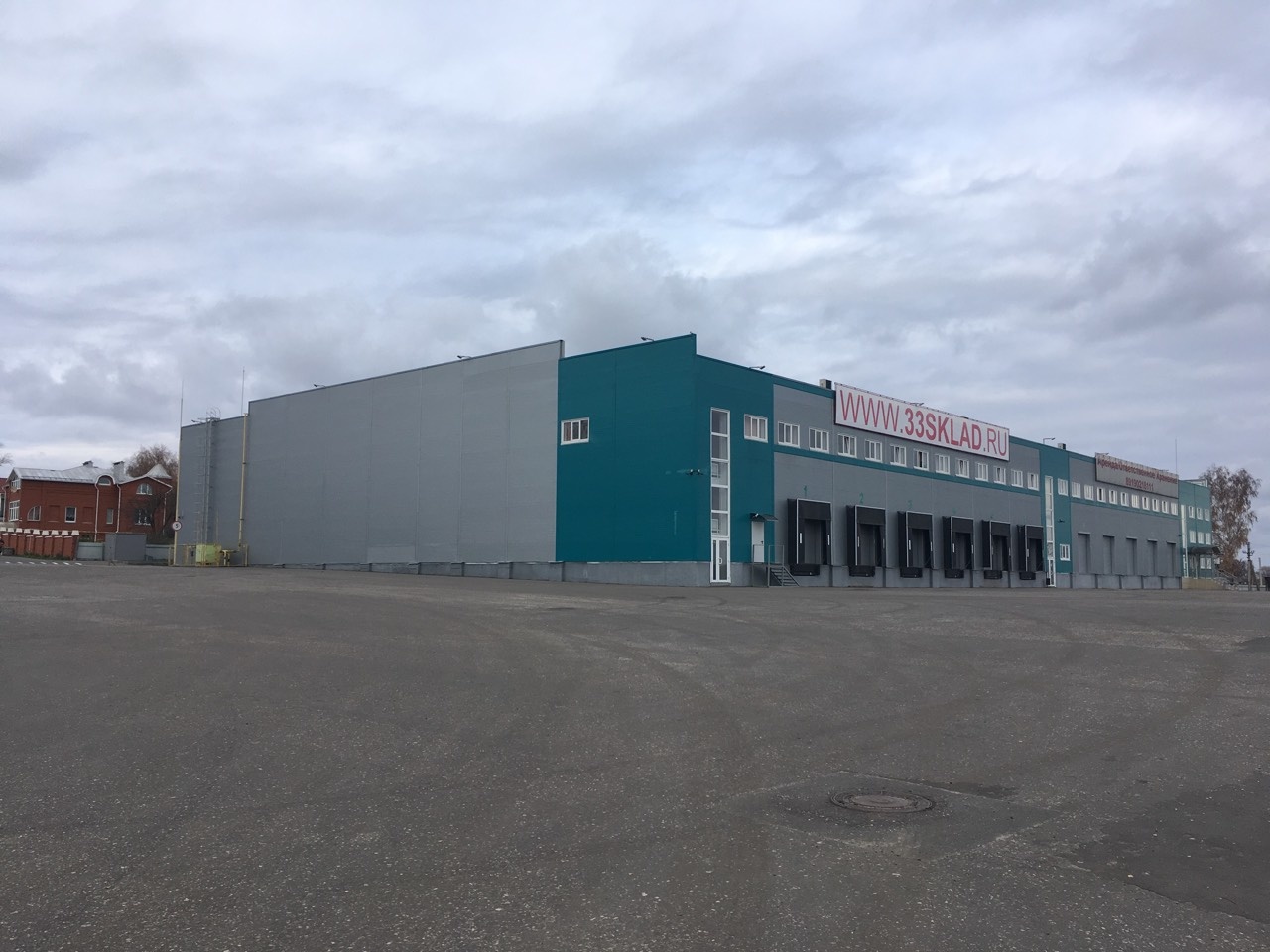 Сдам производственно-складскую площадь.
Охраняемая территория, круглосуточный доступ.
Высота потолка 10 метров, пандус с докшелтером.
Помещение 1443,8 м2 +167,4 зона пандуса, разгрузка. 
Долгосрочная аренда. НДС 5%.