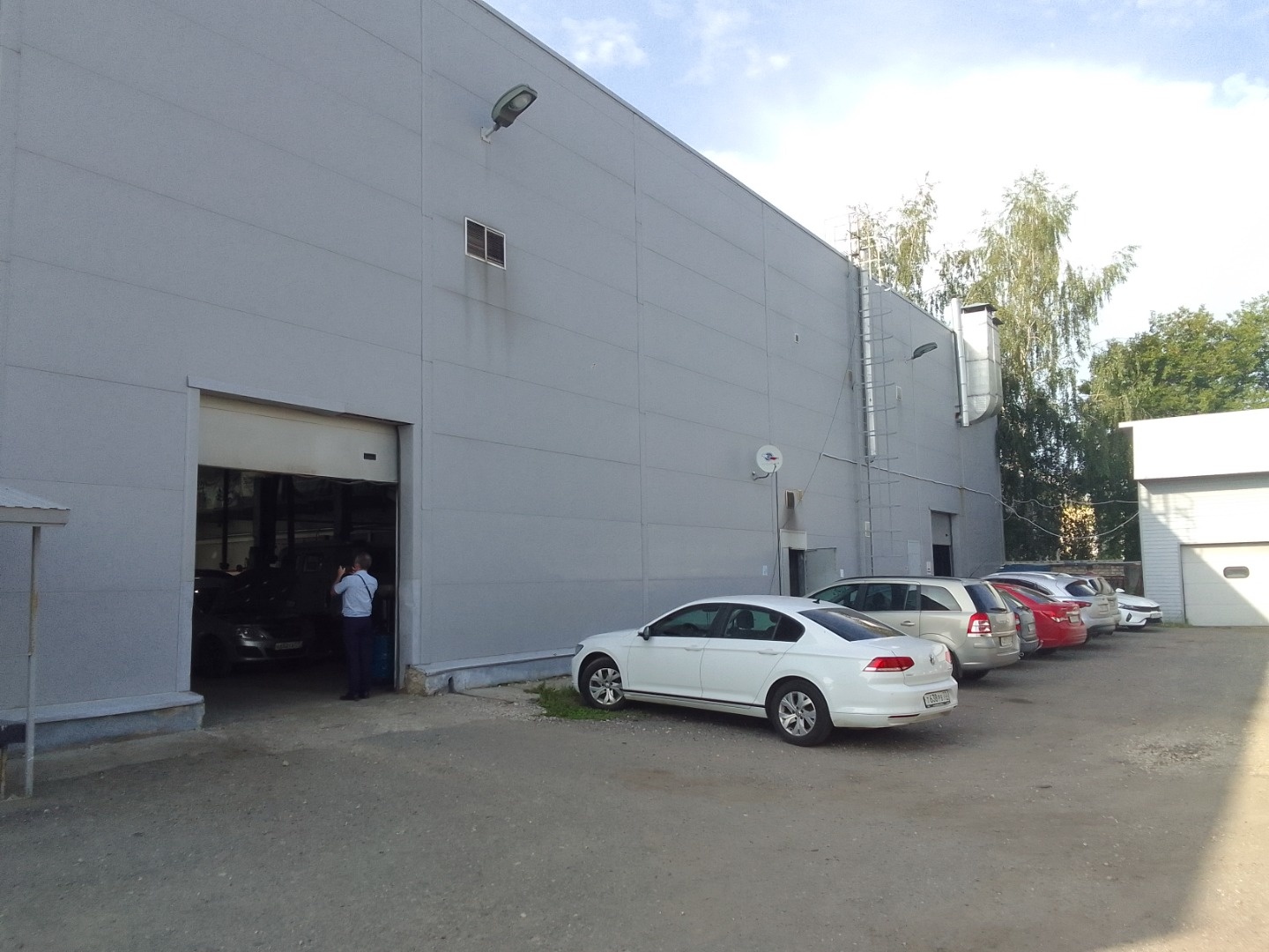 Сдам помещение на закрытой территории.
Использовалось как автосервис, высота потолка 8 метров.
Состояние хорошее, ремонта не требует, все коммуникации.
На антресоли есть офисные и бытовые помещения.
Въездные ворота 3,5 на 3,5 метра.
Отдельно сдам ангар 150 м2.
Отапливаемый, с воротами.