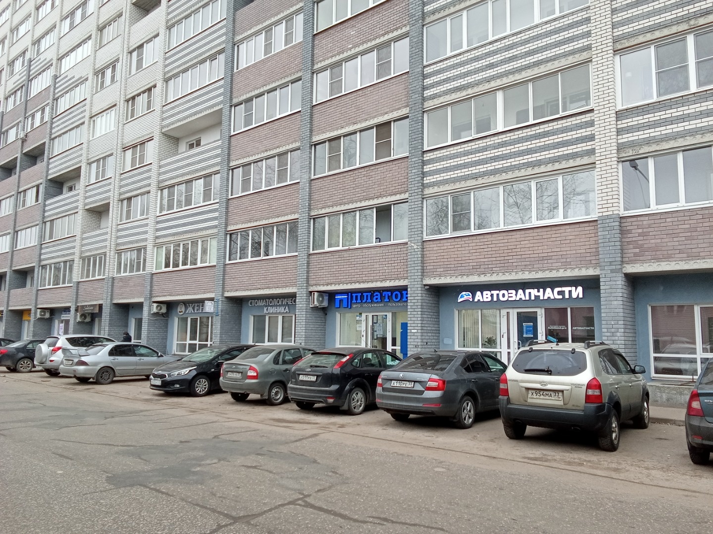 Сдам в аренду торговое помещение.
В новом многоквартирном доме с хорошим ремонтом.
Вода, санузел, 15 кВт имеется, вход отдельный.
Рекламная вывеска на фасаде, парковка вдоль дома.
Весь этаж коммерческий, свободных помещений в доме нет.