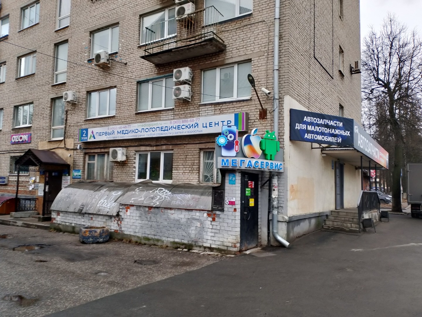 Магазин на 1 линии ул. Тракторная.
Трафик на Мегаторг, у пешеходного перехода.
Два входа, три торговых зала, два санузла.
Цокольный этаж в нежилом здании.
Ул. 850-летия, Тракторная.