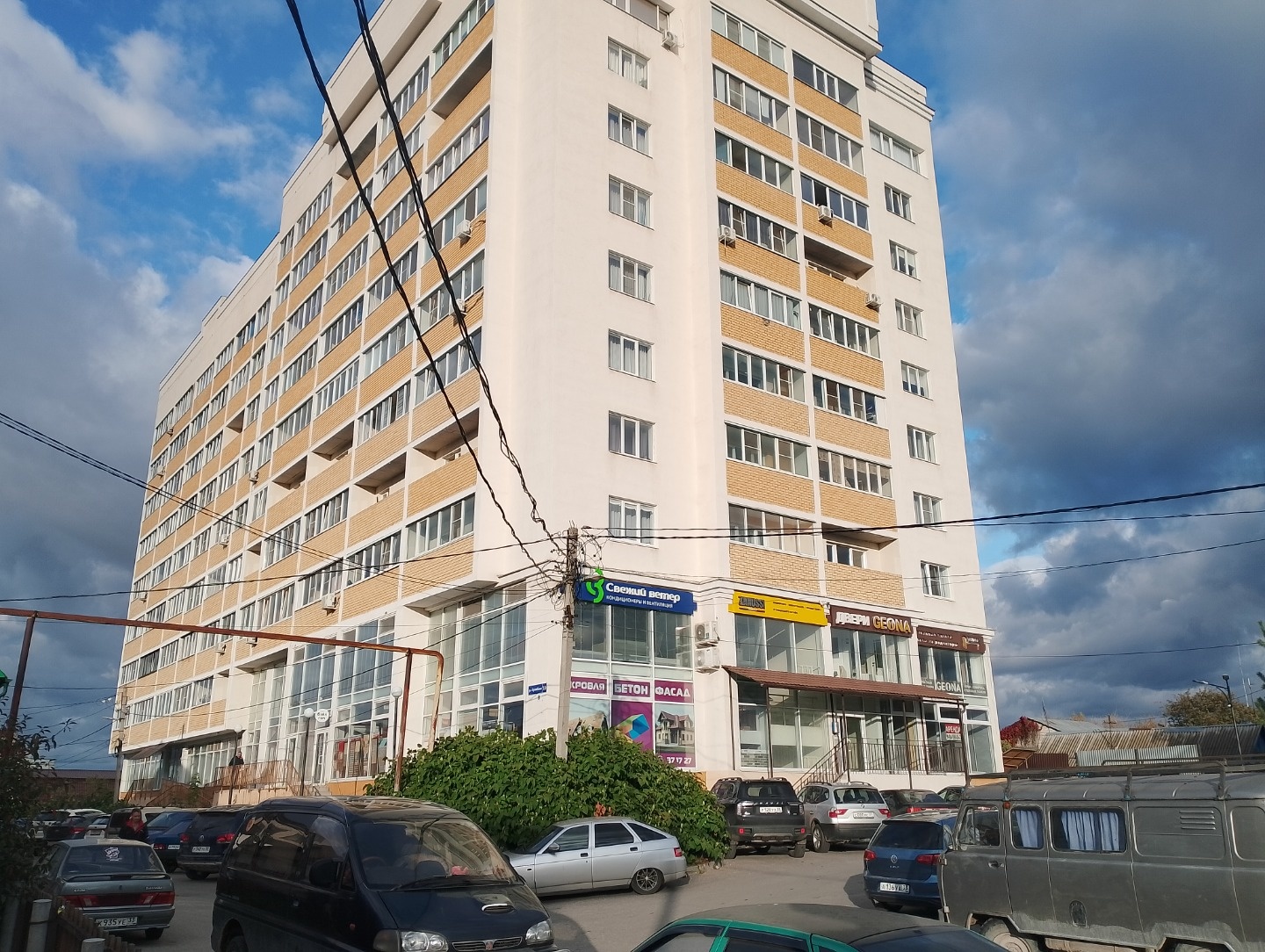 Продам торгово-офисное помещение.
Первый этаж, открытой планировки.
Сделан дорогой качественный ремонт.
Витринные окна по фасаду, потолок 3 метра.
Перед входом и вокруг дома парковочные места.
Состоит из двух смежных помещений 106 и 84 м2.
Возможна продажа по помещениям.
Возможно увеличение площади 