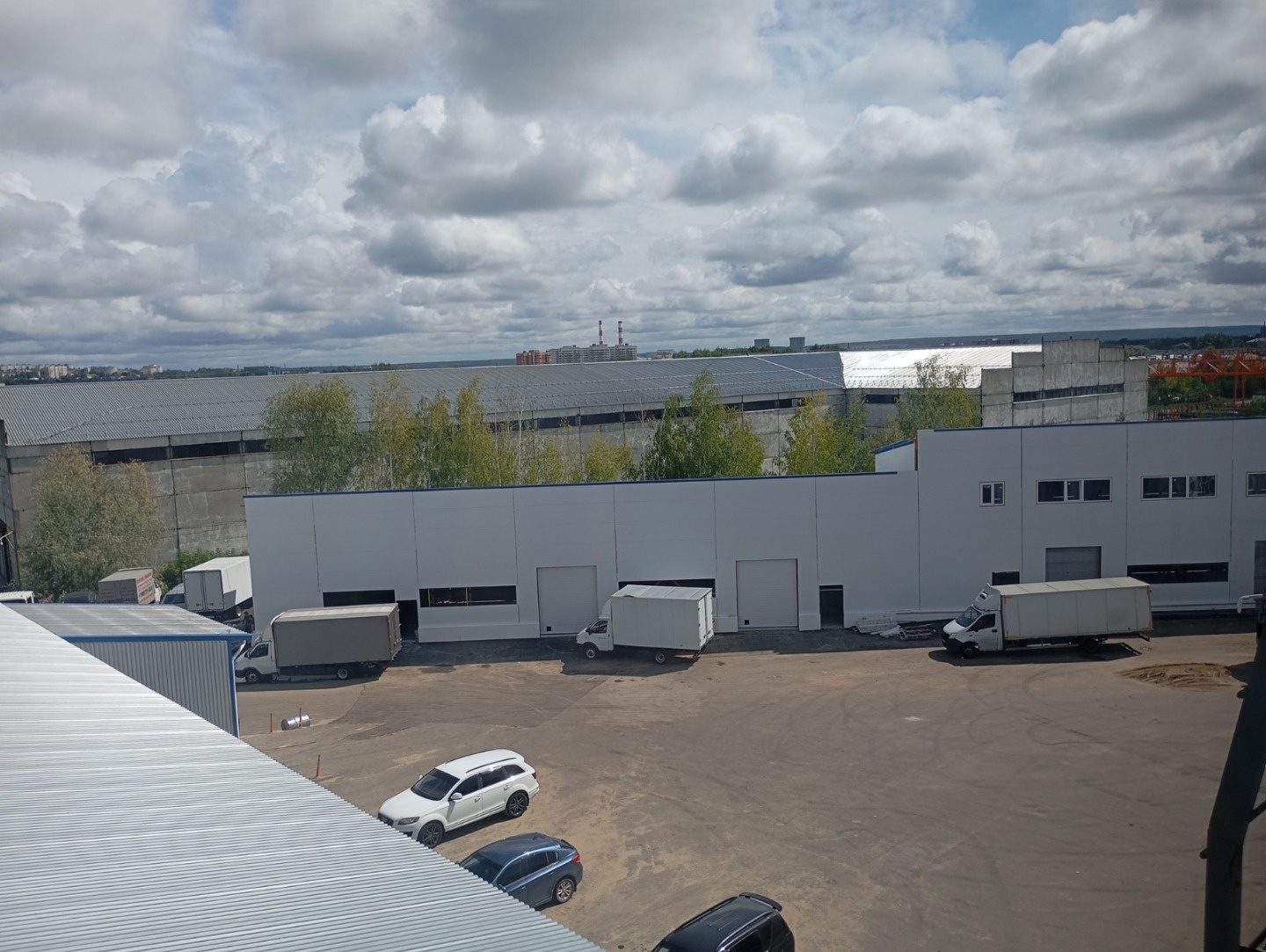 Сдается отдельно стоящее здание 720 кв.м. на Осипенко. Автономное отопление, санузел, 1 этаж - два цеха, 2 этаж 210 кв.м., 5 ворот, высота потолков от 5,2 м, все коммуникации, 50 кВт, асфальтированная площадка. Автосервис, выставочный центр, производство.