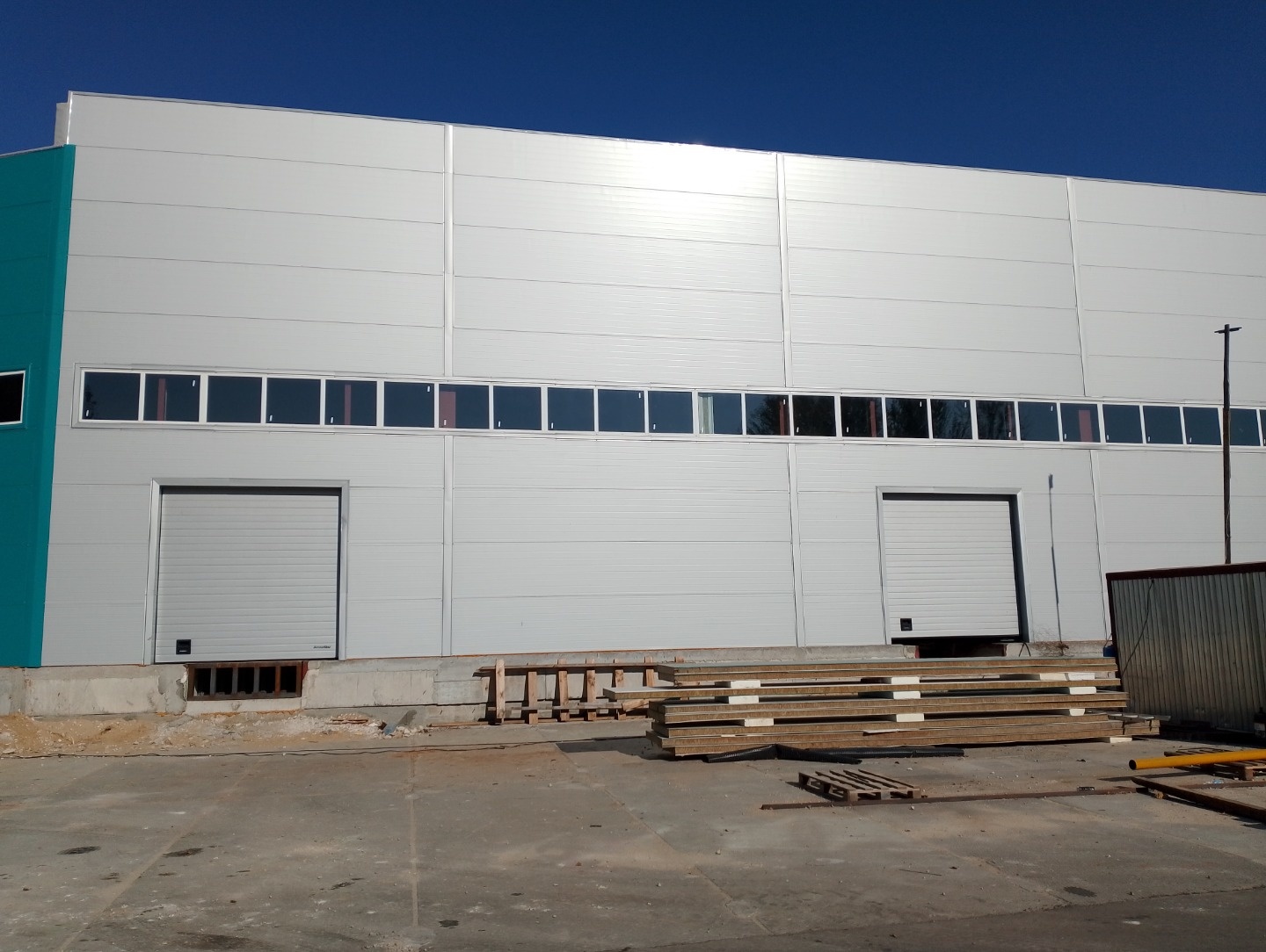 Основные преимущества:
Площадь: 750 квадратных метров, что обеспечивает достаточно пространства для размещения оборудования и хранения товаров.
Год ввода в эксплуатацию: 2025 год, здание новое и соответствует современным стандартам строительства.
Ворота: размеры ворот 4х4 метра позволяют удобно въез