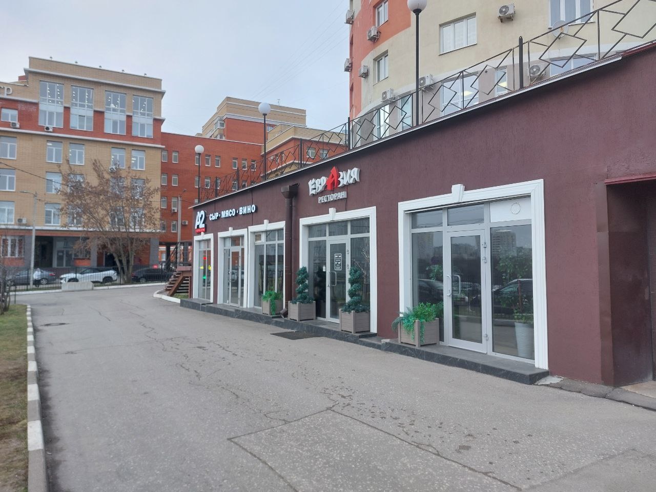 Продается готовый бизнес-актив с пассивным доходом. Два арендатора работают по договорам.
ПОМЕЩЕНИЕ:
- Общая площадь: 250 кв.м. (сдана в аренду целиком с разбивкой 190 и 60 кв.м.).
- Два отдельных входа, витринные окна.
- Год постройки здания: 2009.
- Состояние: Отличное, проведен капитальный ремонт