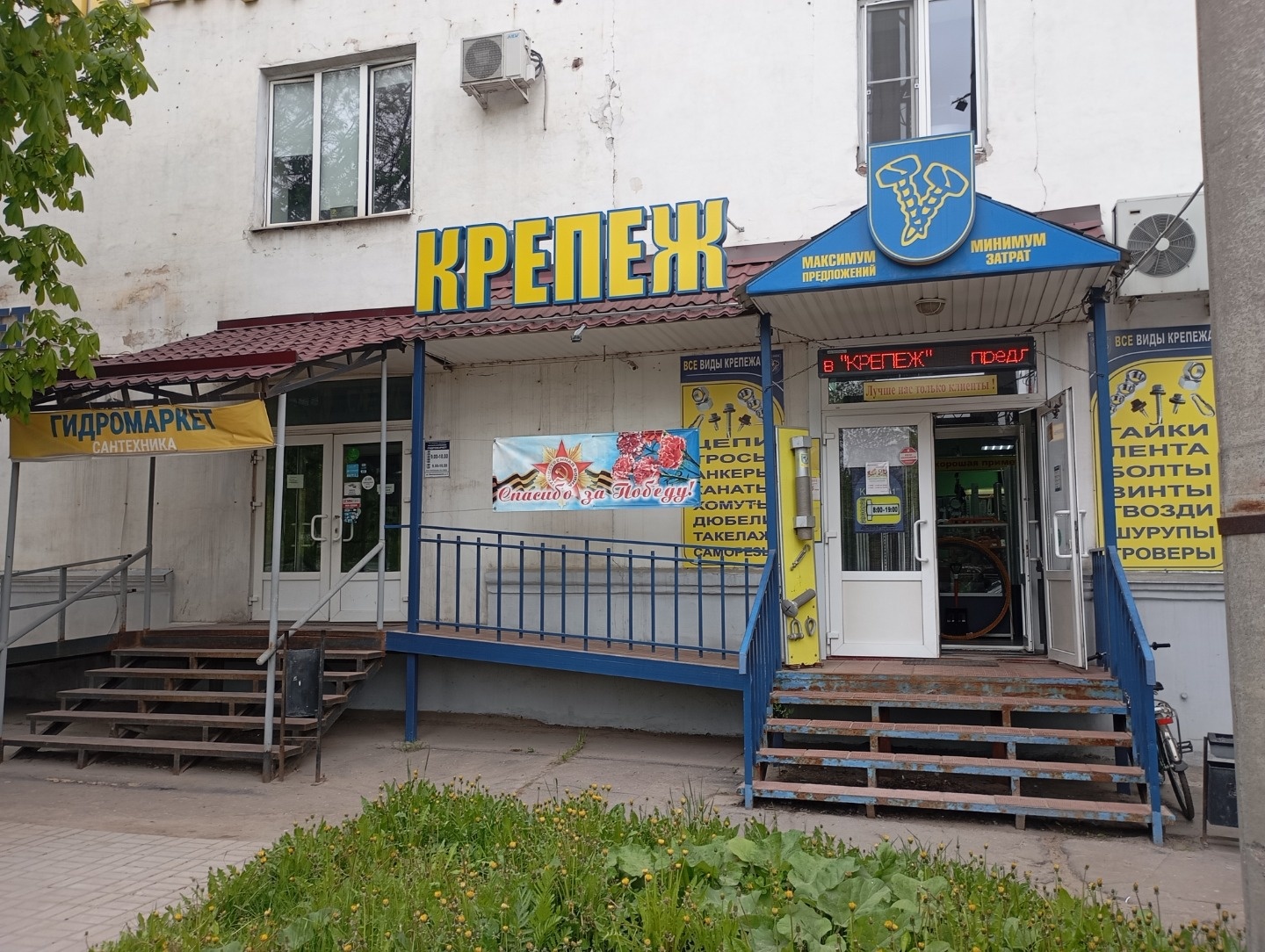 Сдам торгово-офисную площадь.
Отдельный вход, первый этаж, парковка.
Нежилое административное здание на первой линии.
Два торговых зала, кабинет, подсобка, санузел.
Небольшой склад предоставим дополнительно.
Долгосрочным арендаторам скидка!