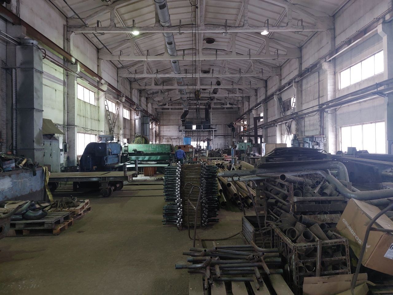 Сдается в аренду производственное здание с кран-балками.
ПОМЕЩЕНИЕ: 
- Имеет вытянутую прямоугольную форму (длина 114 м., ширина 18 м):
- Высота потолка - 11 м.;
- Три работающие кран-балки грузоподъемностью 2 тонны;
- Бетонный пол;
- Трое боковых распашных ворот.
КОММУНИКАЦИИ:
- Электричество мощно