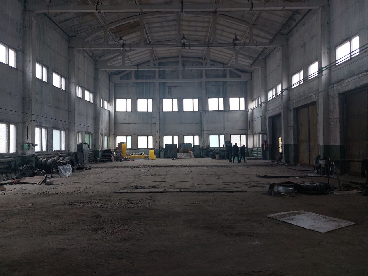 Сдается в аренду производственное помещение/ремонтный бокс.
ПОМЕЩЕНИЕ:
- Имеет прямоугольную форму (длина 36 м., ширина 18 м):
- Высота потолка - 10 м.;
- Бетонный пол;
- Четверо боковых распашных ворот.
КОММУНИКАЦИИ:
- Электричество мощностью 100 кВт;
- Газоснабжение (отопление от своей газовой кот