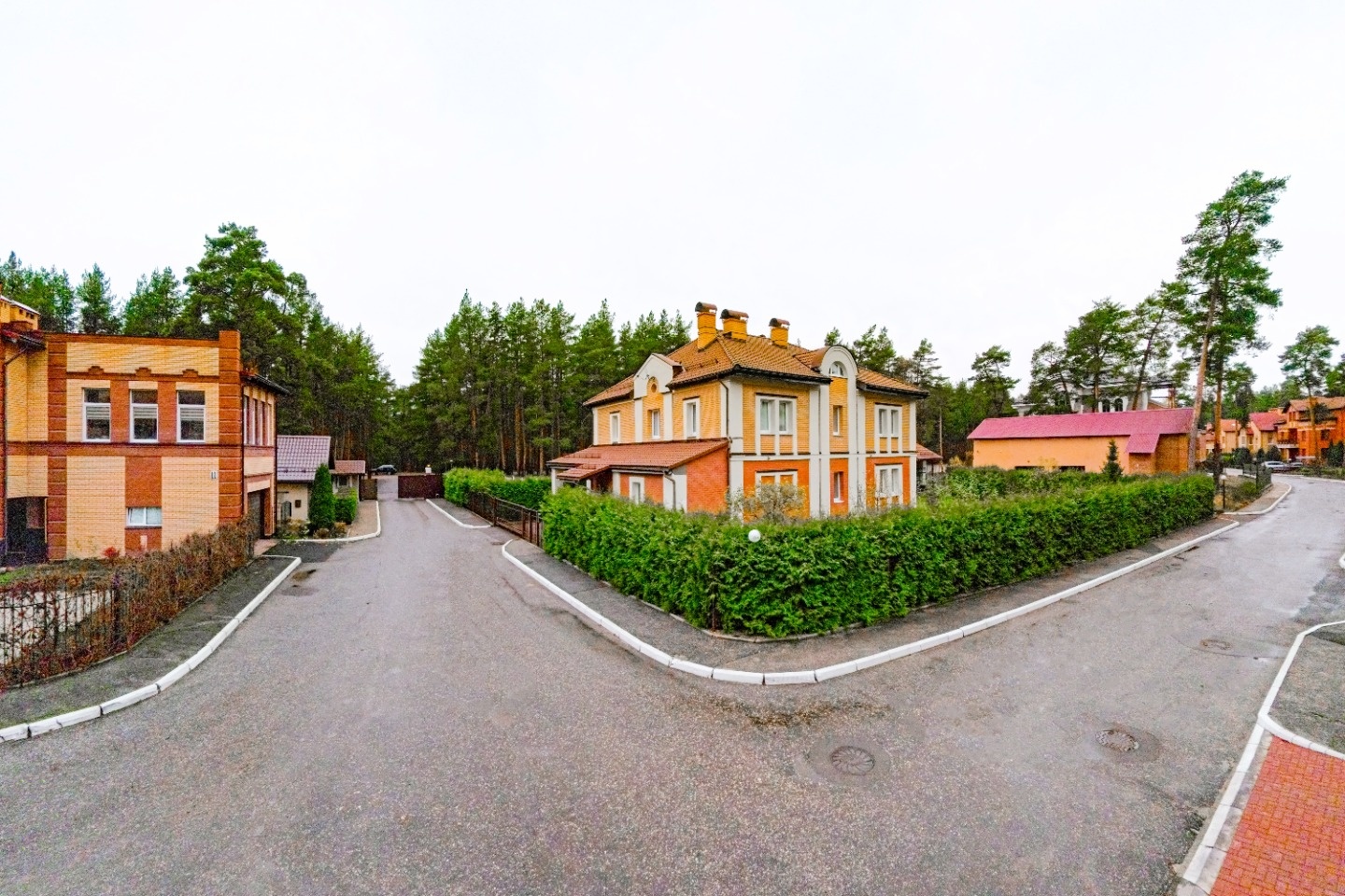                    Продается двухэтажный коттедж в престижном КП «Зеленый мир». Безусловно, это предложение для тех, кто ценит комфорт, безупречную экологию, уединённость от городской суеты, атмосферу тишины и аромата соснового леса, социальную однородность проживающих, безопасность и максимальную б