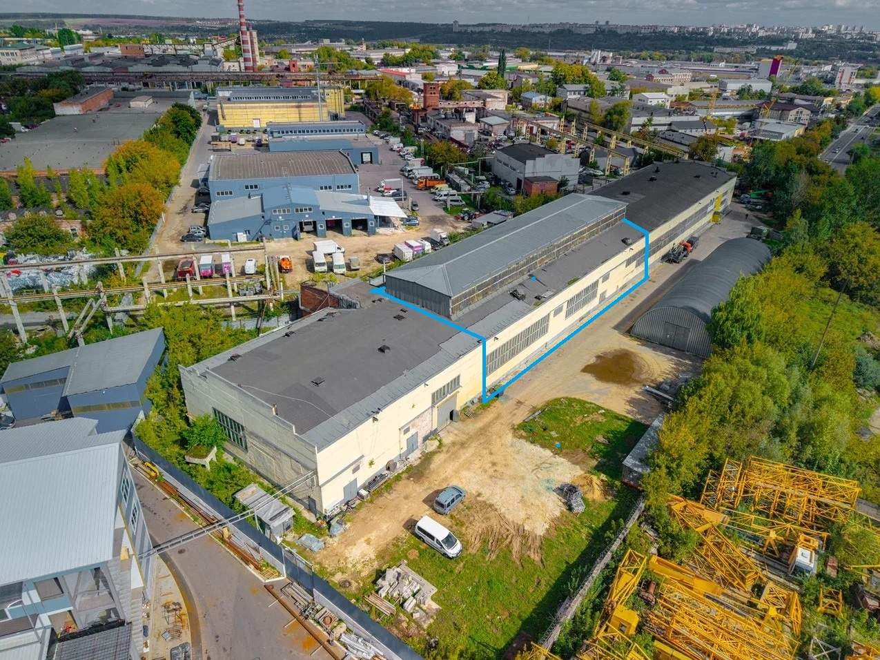 Продается производственное помещение с кран-балками и высокими потолками!
Отличное рабочее состояние.
ПОМЕЩЕНИЕ:
Разбито на два этажа.
На первом этаже расположены основной цех и подсобные помещения (общая площадь 1572 кв.м.). Габариты цеха: длина 65,5 м., ширина 24 м.).
На антресольном этаже располо