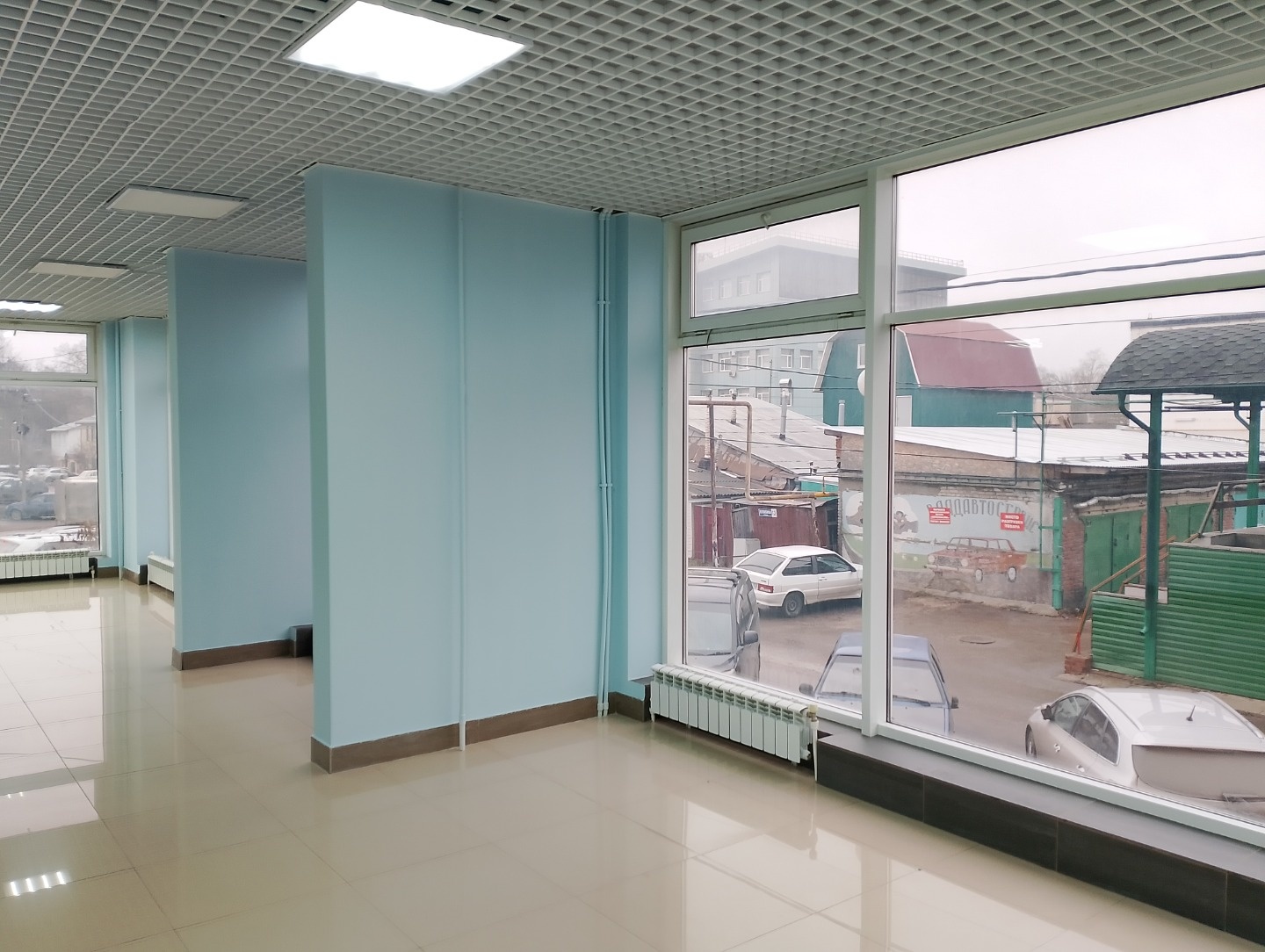 Продам большой презентабельный офис.
Дом на первой линии с хорошим автотрафиком.
Парковочные места вокруг дома, не менее 60 машин.
Дополнительно парковочные места на платной парковке.
Офис с качественным ремонтом, 4 входных группы.
Фасадные окна в пол, высота окон 3 метра.
Большая рекламная площадь 