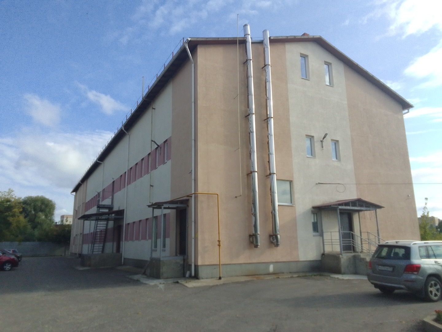 Продам Здание на закрытой территории.
Земельный участок 2678 кв метров в собственности.
ВРИ: содержание административно-производственных зданий.
Нежилое здание в 4-х уровнях, кирпичное, год постройки 2010.
Площадка огорожена, своя внутренняя парковка на 30 машин.
Покрытие на территории и подъезд с у