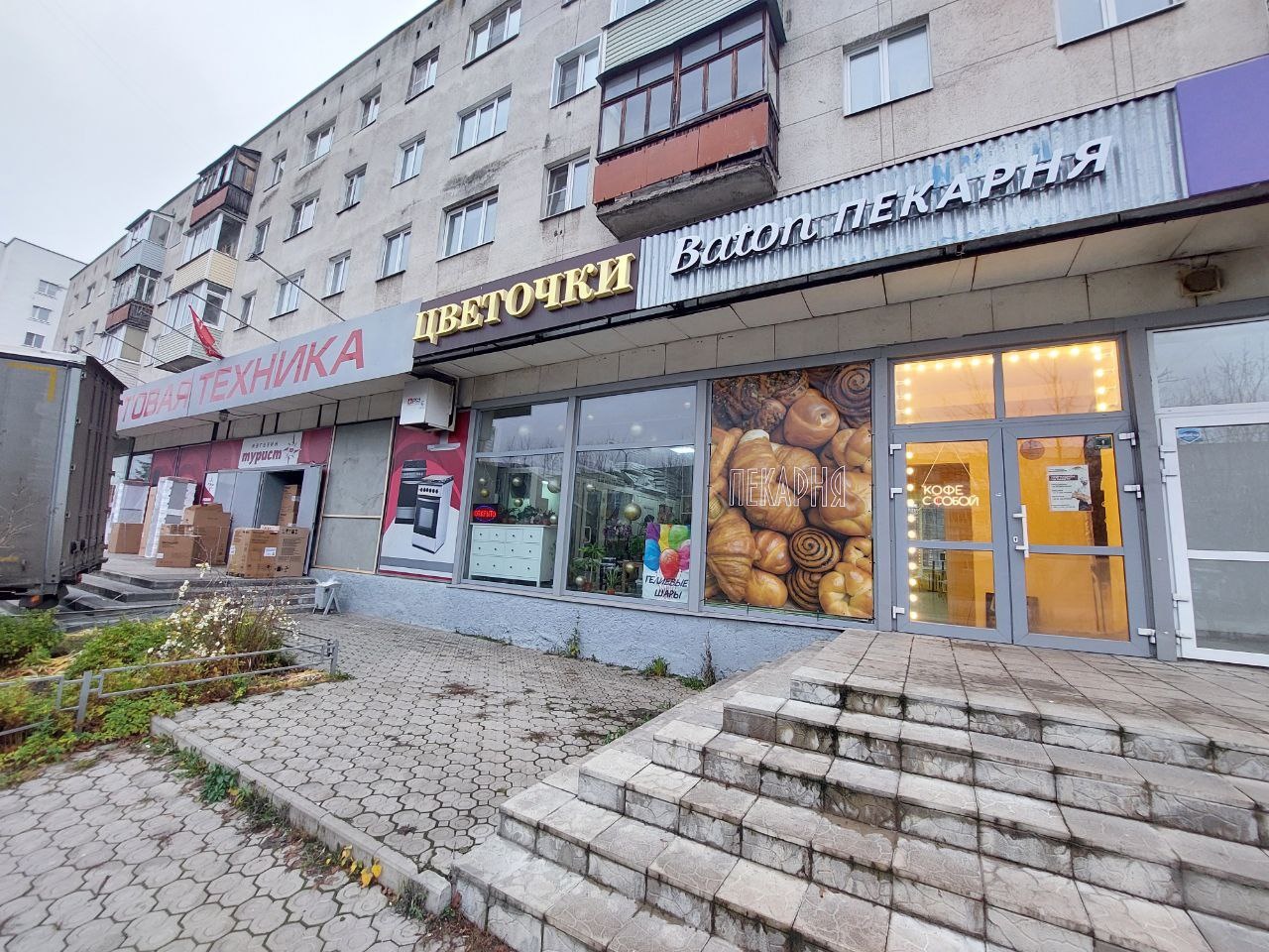 Сдается в аренду торговая площадь.
ОСНОВНЫЕ ПРЕИМУЩЕСТВА:
- Отдельный вход;
- Первая линия;
- Высокий трафик;
- Остановка общественного транспорта рядом С ВХОДОМ В ПОМЕЩЕНИЕ.
ПОМЕЩЕНИЕ:
- Типовой ремонт;
- Отдельный санузел;
- Большое окно.
КОММУНИКАЦИИ
- Электричество мощностью 30 кВт (подойдет для