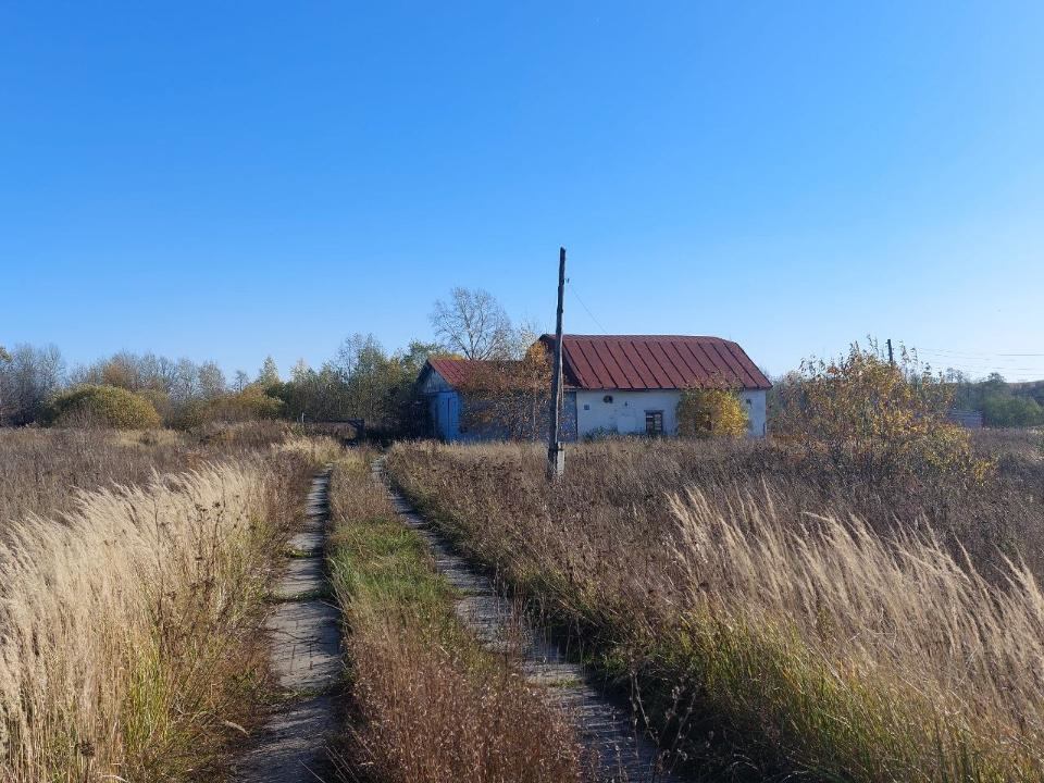 Продается производственная база на земельном участке площадью 27 соток.
Имеется подъезд из железобетонных плит.
На территорию подходит линия электропередач.
На участке располагаются следующие здания:
1.Производственное двухэтажное здание площадью 269 кв.м.
Пол бетонный.
Потолок от 3-х метров.
На ман