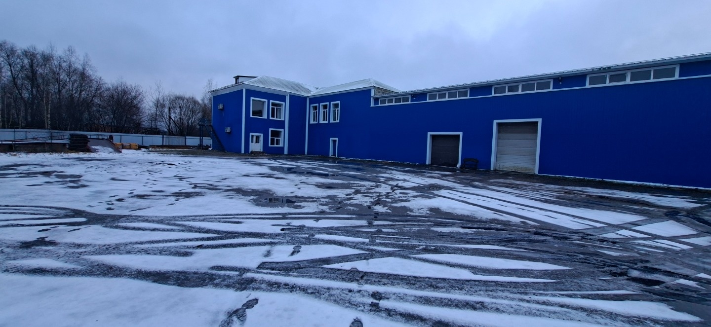 Сдается производственное помещение  площадью 1100 м2 в г. Лакинск. 500 м до съезда с М7. Здание - металлокаркас, сэндвич-панели.  Трое ворот с высотой подъема до 4,5 м.  отопление от собственной газовой котельной.Собственная огороженная территория для стоянки большегрузов. Электрическая мощность 80 