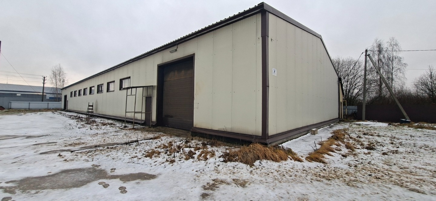 Сдается в аренду склад, площадью 1000 м2, высота потолка 5 м. Металлокаркас, сэндвич-панели, пол-бетон. Индивидуальный газовый котел. Электрические мощности до 100 кВт. Двое ворот в уровень земли, в одних установлена перегрузочная  рампа. Огороженная территория. Подъезд большегрузов.