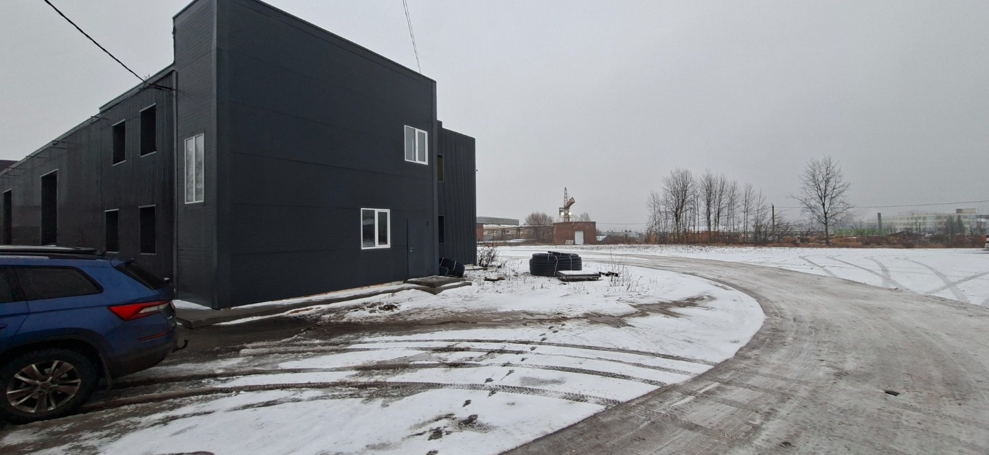 Сдается в аренду офисное помещение на первом этаже в промышленной  застройке. Идеально под инженерные службы, диспетчерские службы, такси, страховые организации. Площадь 60 м2, два кабинета, столовая, санузел. Большое парковочное пространство.