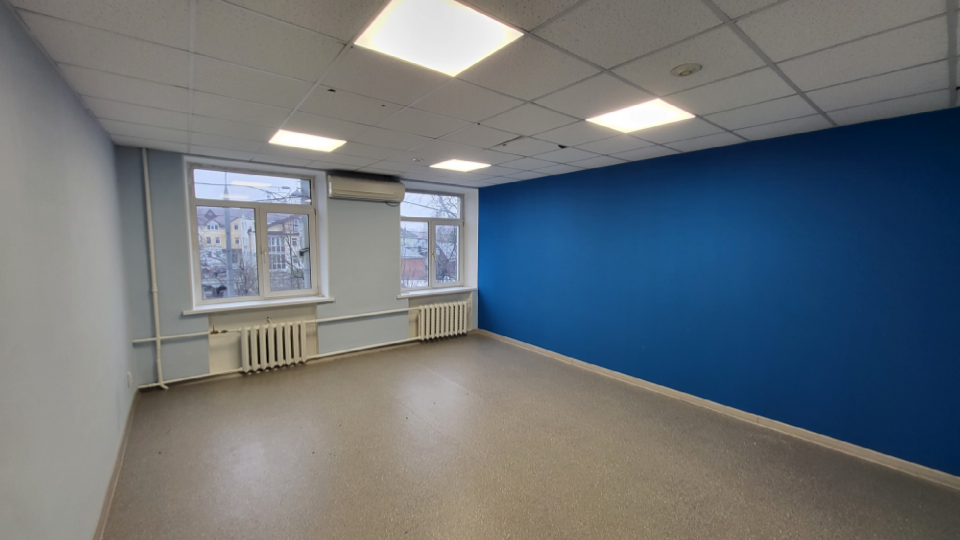 Сдается офис 78 кв.м., три кабинета, на 2 этаже в здании делового центра на ул.Гагарина (центр города). 
Отопление - газовая котельная, состояние хорошее, после ремонта.
Отдельный вход на этаж, окна ПВХ; санузлы на 1 этаже.
Интернет - оптоволокно Ростелеком. 
Остановка общественного транспорта в 2 м