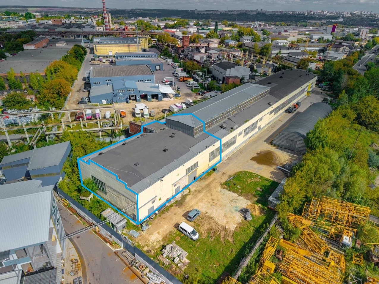 Продается производственное помещение с кран-балкой и высокими потолками!
Отличное рабочее состояние.
ПОМЕЩЕНИЕ:
Имеет правильную прямоугольную форму по периметру (длина 36 м., ширина 24 м.).
Высота потолка 8 метров.
Бетонный ровный пол с антипылевым покрытием.
Большие окна. Естественное освещение.
У