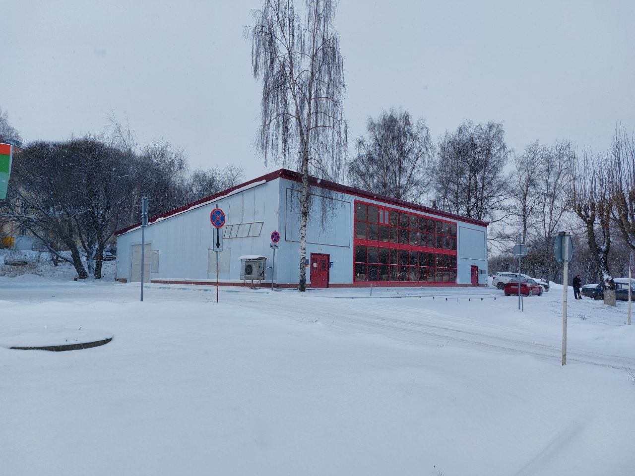 Продается отдельное нежилое здание с АРЕНДАТОРОМ в центральной части города Владимира.
Располагается на перекрестке улиц Мира и Большая Нижегородская.
Высокий автомобильный и пешеходный трафик.
Здание 2008 года постройки. 
Состоит из двух этажей.
Первый этаж площадью 332 кв.м. (торговый зал, склад, 