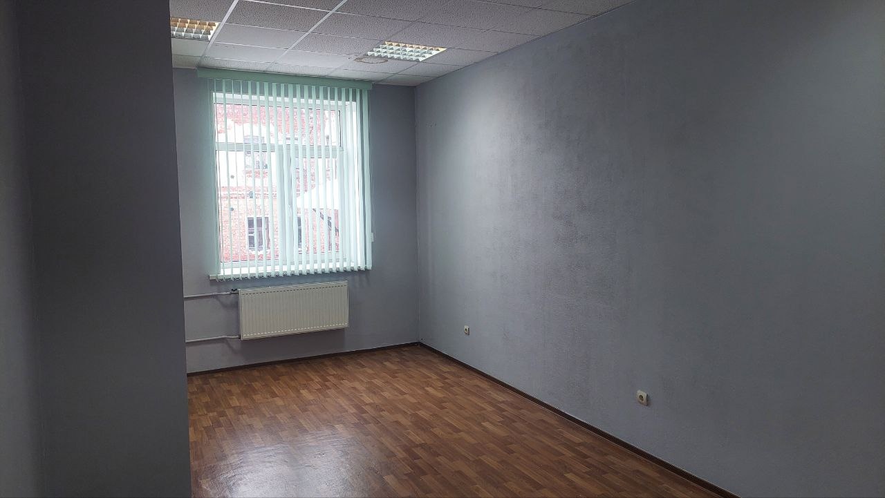 Сдается в аренду офисное помещение площадью 23,1 кв. м, расположенное на 2 этаже бизнес-центра «Партнер» по адресу: г. Владимир, ул. Гагарина, 13 (Октябрьский район).
Коммунальные платежи включены в арендную плату.
Помещение идеально подойдет для небольшого офиса, кабинета или представительства.
Для