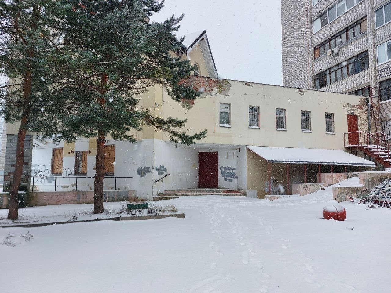 Продается пристроенное трехэтажное здание со своим земельным участком в собственности.
ПОМЕЩЕНИЯ:
- Подвальный этаж площадью 189,4 кв.м., имеет отдельный вход, смешанная планировка;
- Цокольный этаж (по факту, первый) площадью 205,8 кв.м., имеет отдельный вход, смешанная планировка, обособленное пом