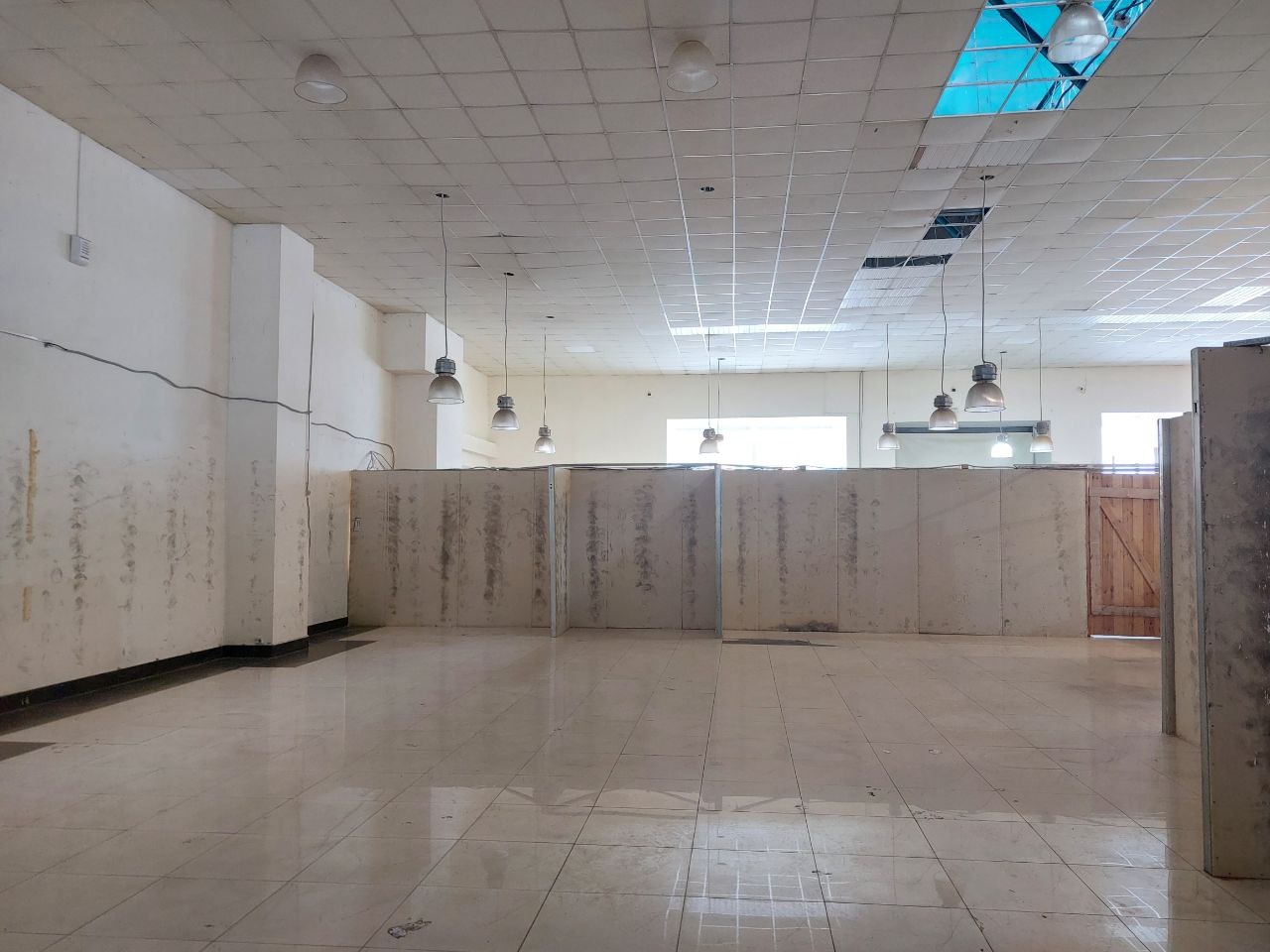 Сдается в аренду торговая площадь на высоком клиентском трафике.
РАСПОЛОЖЕНИЕ:
- Находится на развилке трех основных транспортных магистралей города Владимира: Московское шоссе, Проспект Ленина, улица Лакина;
- Напротив здания располагаются Гипермаркеты Метро и Лента;
- Остановка общественного транс