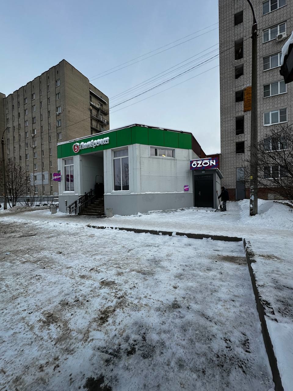 Сдам торговое помещение.
В спальном районе, в нежилом здании.
Отдельный вход рядом с входом в Пятёрочку.
Свободная планировка, сделан ремонт под Арендатора.
Долгосрочная аренда для Аптеки, ПВЗ или иного.
Возможен общепит или кухня: вытяжка есть.
Рассмотрим ваши варианты.