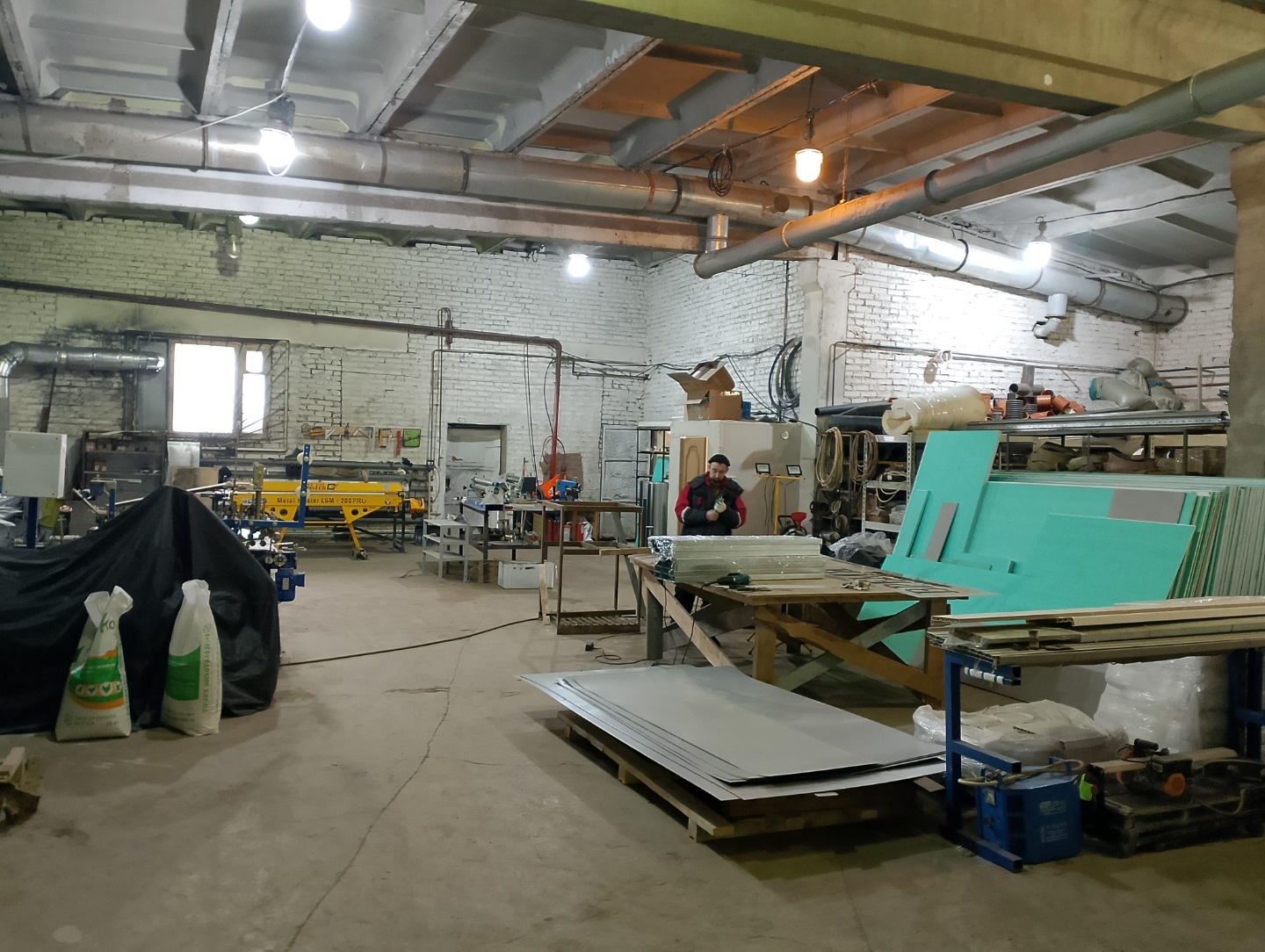 Продам 51% доли в юридическом лице.

На ООО оформлены объекты недвижимости:
- ЗУ кад номер 33:22:014013:42 площадью 2 365 кв.м
ВРИ: содержание здания гаража;
- тёплые гаражные боксы, переделанные под производство;
6 въездных ворот, офис, бытовка, санузел, тельфер;
- Зу кад номер 33:22:014013:26 площ