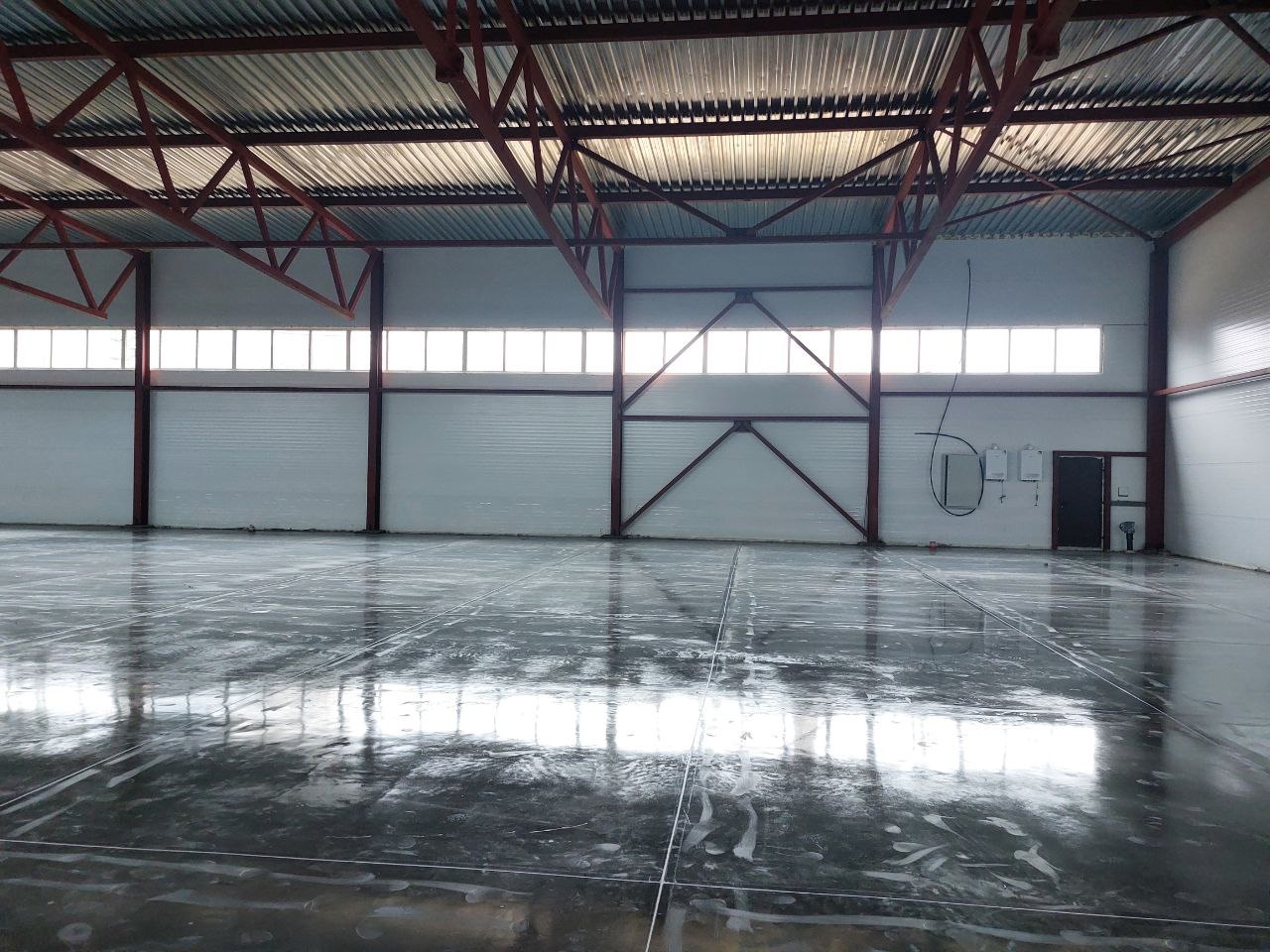 Сдается в аренду современное производственное/складское помещение формата Лайт-Индастриал.
ПОМЕЩЕНИЕ:
- Размеры (ширина 18 м., длина 24 м., высота по стенам 6 м., в коньке 8,5 м., до фермы 5м.)
- Автоматические ворота (размер 3х3м.)
- Ровный пол с покрытием Антипыль.
Помещение представляет собой