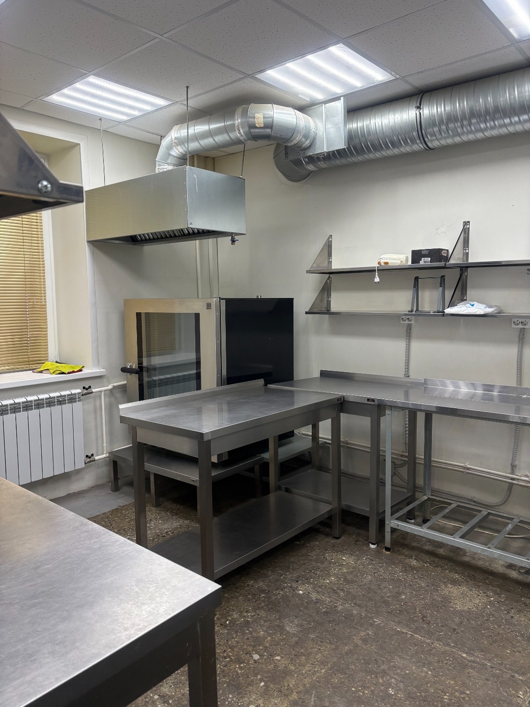 Сдается нежилое помещение, расположенное на 1 этаже МКД. Помещение общей площадью 153 кв.м. максимально подготовлено для работы в концепте dark kitchen -«общепита с последующей доставкой готовой еды клиентам». Помещение после косметического ремонта, согласована и проведена автономная вытяжка, заведе