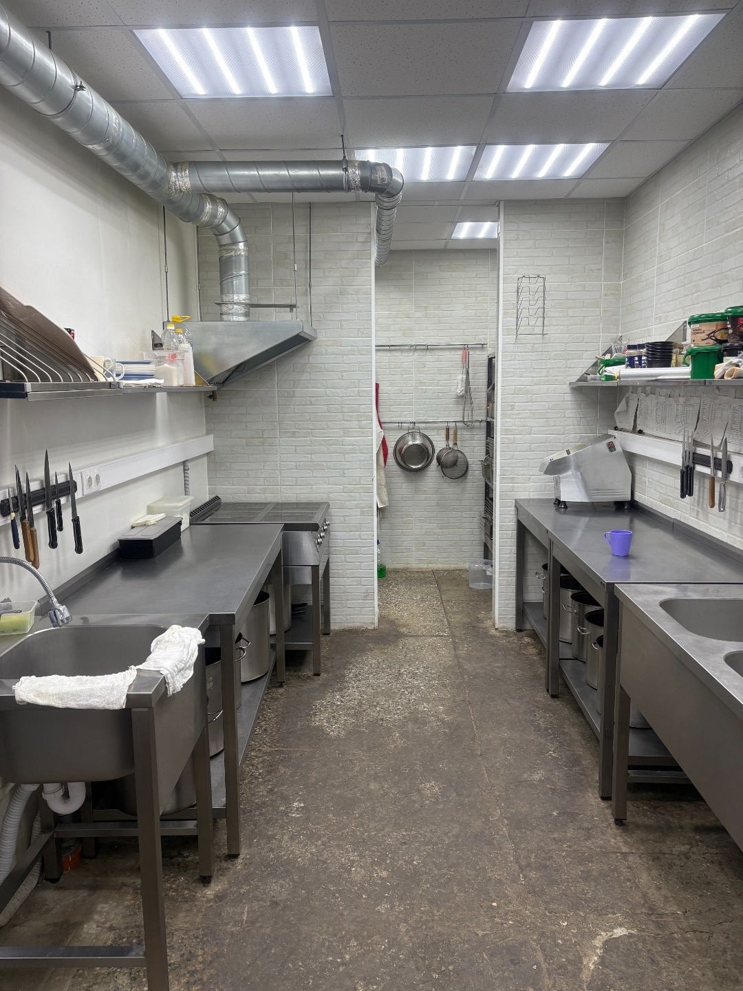 ***Продается нежилое помещение, расположенное на 1 этаже МКД. Помещение общей площадью 153 кв.м.
*** Максимально подготовлено для работы в концепте dark kitchen -«общепита с последующей доставкой готовой еды клиентам», ранее было производство пиццы. ***Помещение после косметического ремонта, согласо