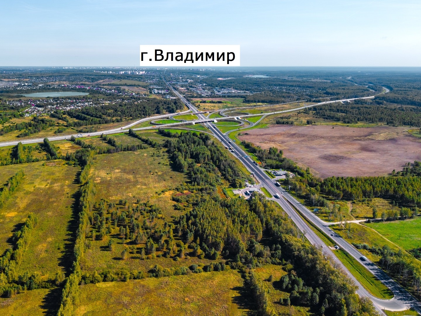 Предлагается к продаже земельный участок площадью 1 Га под производственно-складскую деятельность.

Отличная транспортная доступность, первая линия трассы М-7, рядом менее 1 км. развязка с М-12 Москва-Казань и Южный обход города Владимир.
До г.Владимира 10км, до ж/д ст.Колокша 1 км., до МКАД 170 км.