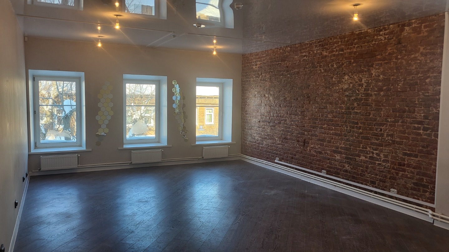 Сдаётся в аренду помещение площадью 96 кв.м. с отдельным входом.

Затраты на отопление уже включены арендную ставку. Отдельно оплачивается электроэнергия и вода по счетчику.

График работы ничем не ограничен, можно работать 24/7

В помещении три санузла, и дополнительно разведена вода и канализация 